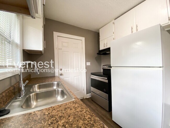 Building Photo - Cozy 2beds - 1bath Home with Off-Street Parking  / Available Now!