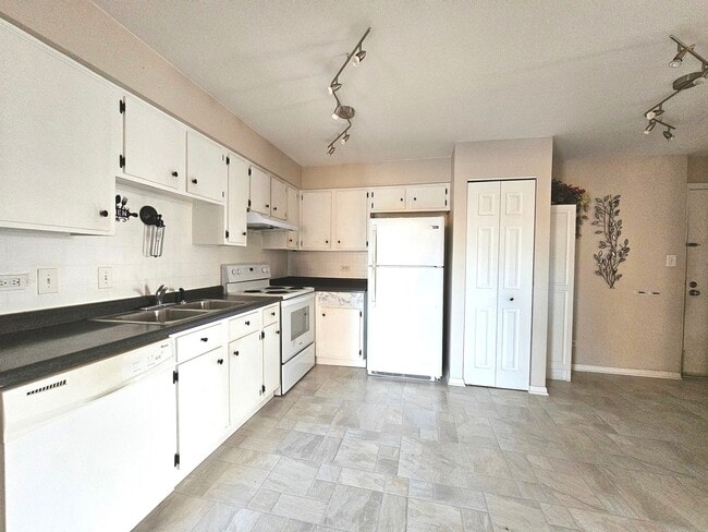 Building Photo - 15820 Terrace Dr