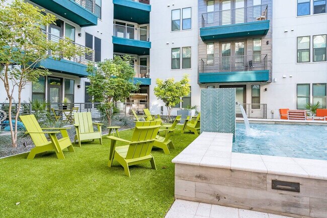 Building Photo - 555 N College Ave