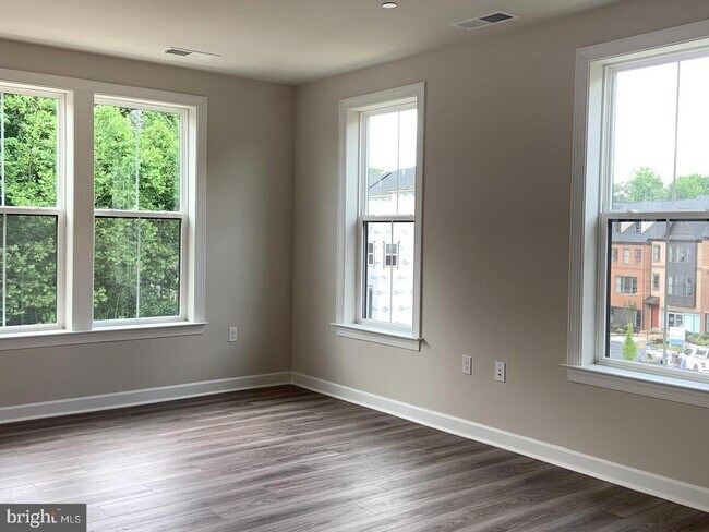 Building Photo - 3925 Fair Ridge Dr