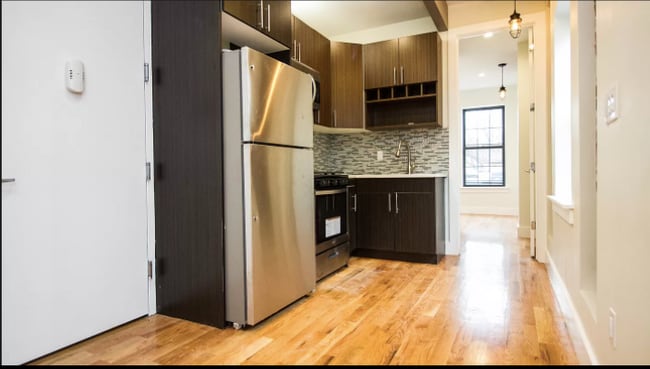 Building Photo - 562 Wilson Ave