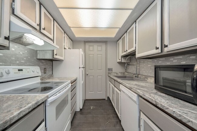 Building Photo - Great Location - Leafy Sandy Condo