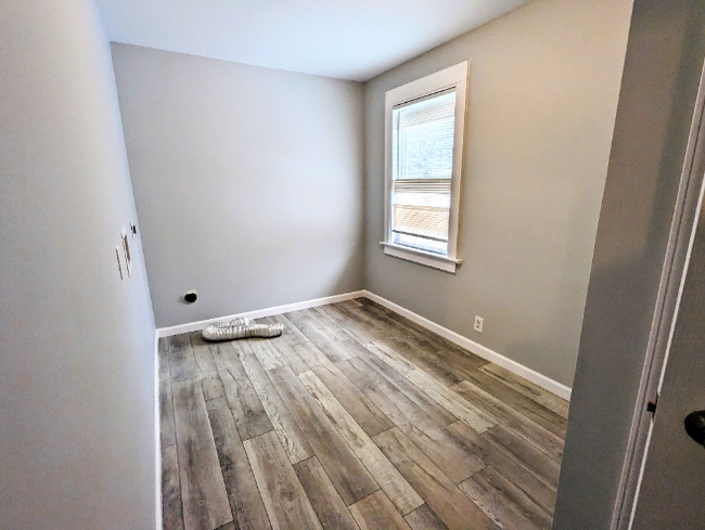 Building Photo - !! MOVE IN SPECIAL: $300 OFF on 1st Month'...