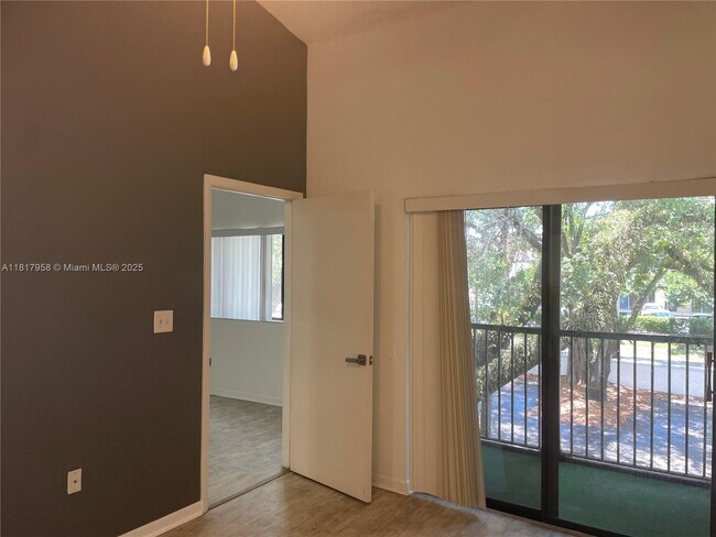 Building Photo - 2550 SW 18th Terrace