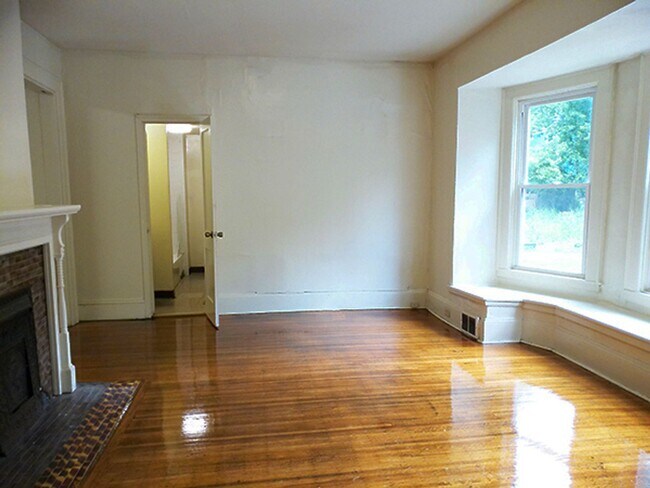 Building Photo - AVAILABLE 8/1/26 - Bright and Spacious One...
