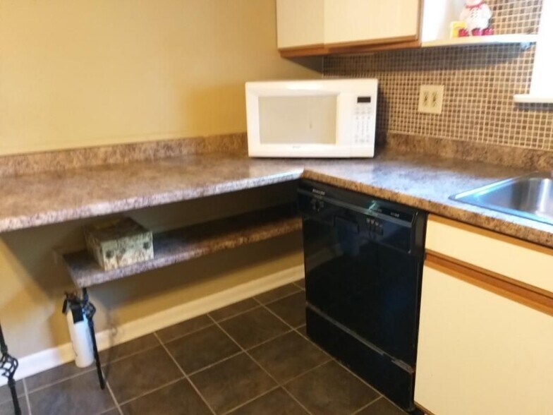 Building Photo - 41 Sylvia Ave