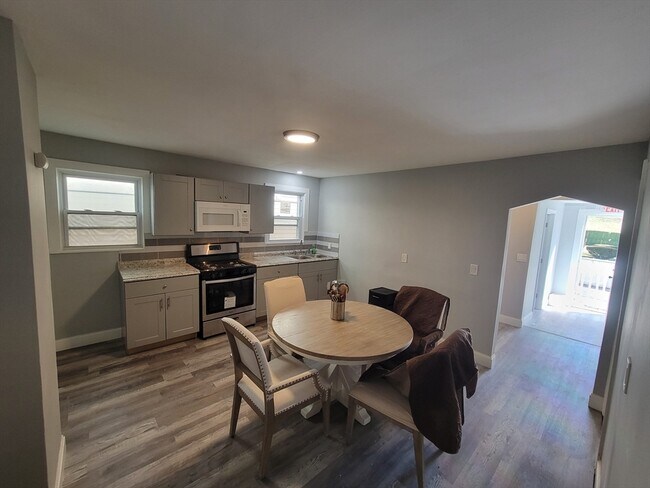 Building Photo - 994 River St