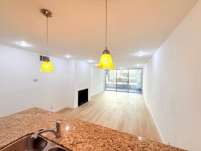 Building Photo - Beautiful Renovated Spacious Courtyard One Bedroom with patio, pool and 2 parking in Hollywood