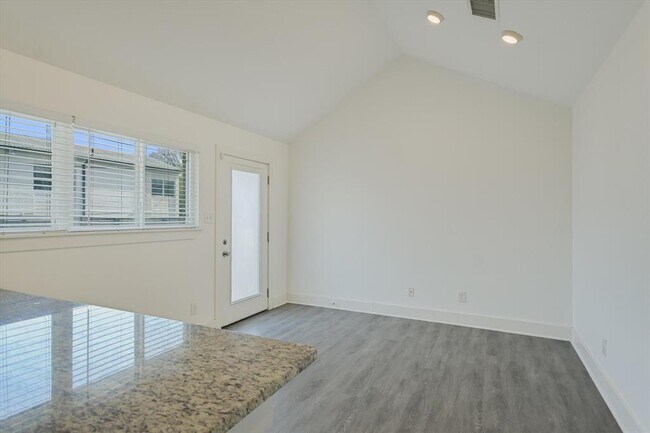 Building Photo - 1311 E 52nd St