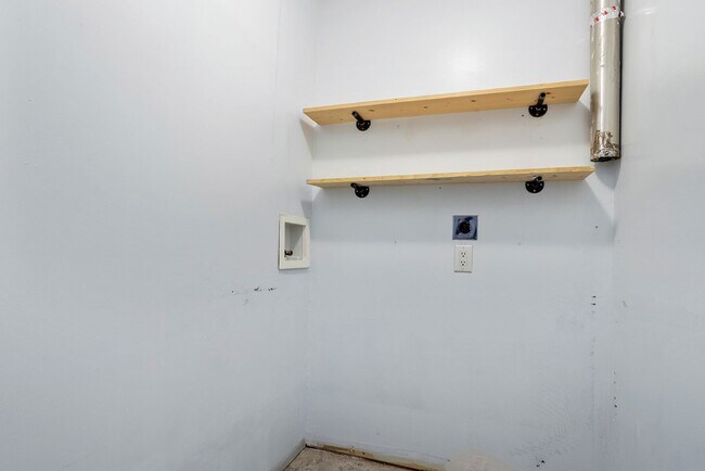 Building Photo - 2 Bedroom 1 Bath Condominium Located in Johnson City, TN