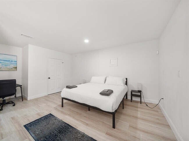 Building Photo - 8007 Beluche Dr