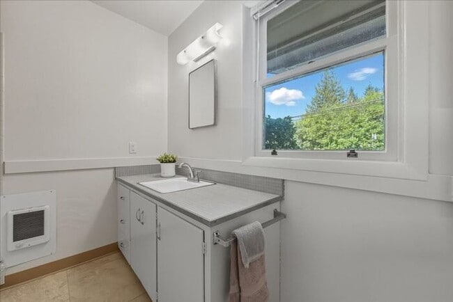 Building Photo - West Slope Charmer With Hardwood Floor - W...