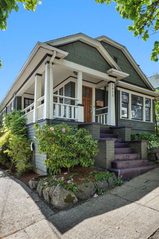 Primary Photo - Charming AIR CONDITIONED Leschi Craftsman