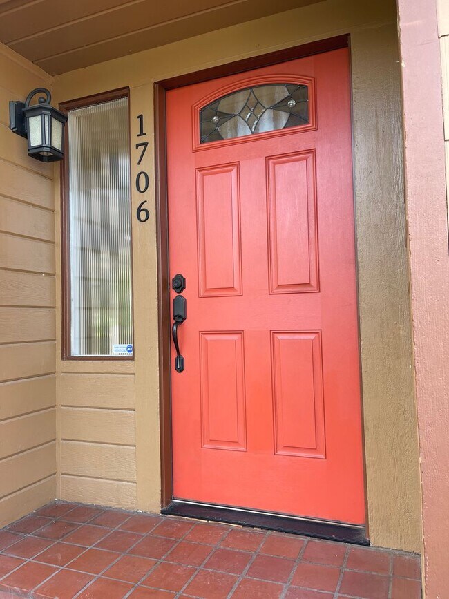 Building Photo - CHARMING 4 BED 2 BATH HOUSE NEAR DOWNTOWN