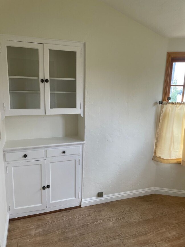 Building Photo - APT PRIMROSE