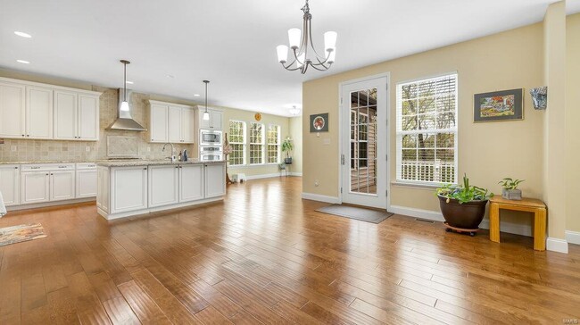 Building Photo - 303 Gateview Dr