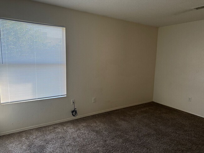Building Photo - 4 Br, 2.5 Bath, loft upstairs, landscaped ...