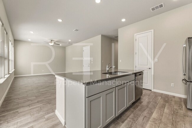 Building Photo - 1015 Vista View Dr