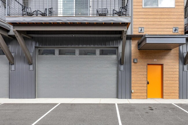 Building Photo - Modern 2-Bed Townhouse... Ideal for Professionals or Travelers