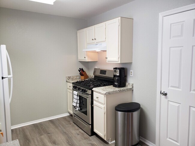 Building Photo - 819 Gemstone Ave