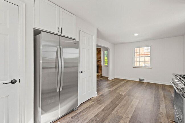 Building Photo - AVAILABLE JULY 1ST!! Don't miss this STUNNING 3 bedroom!