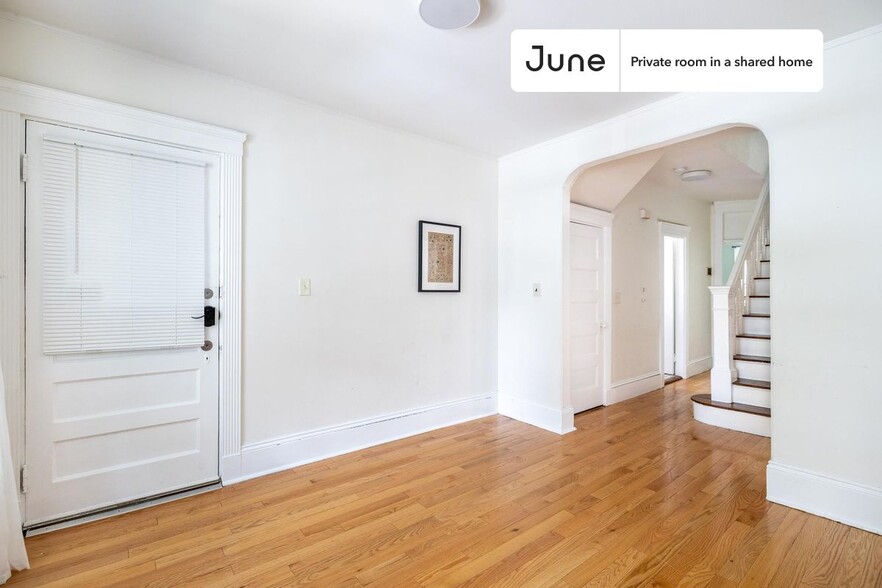 Building Photo - Private bedroom in 4 bed/1 bath Home