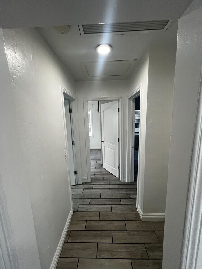 Building Photo - ANDERSON 14101 1/2