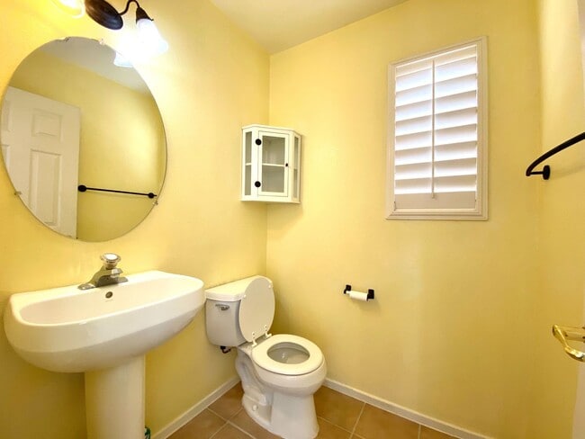 Building Photo - Nice 2-story home