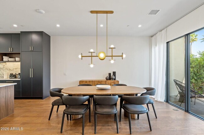 Building Photo - 6916 E 2nd St