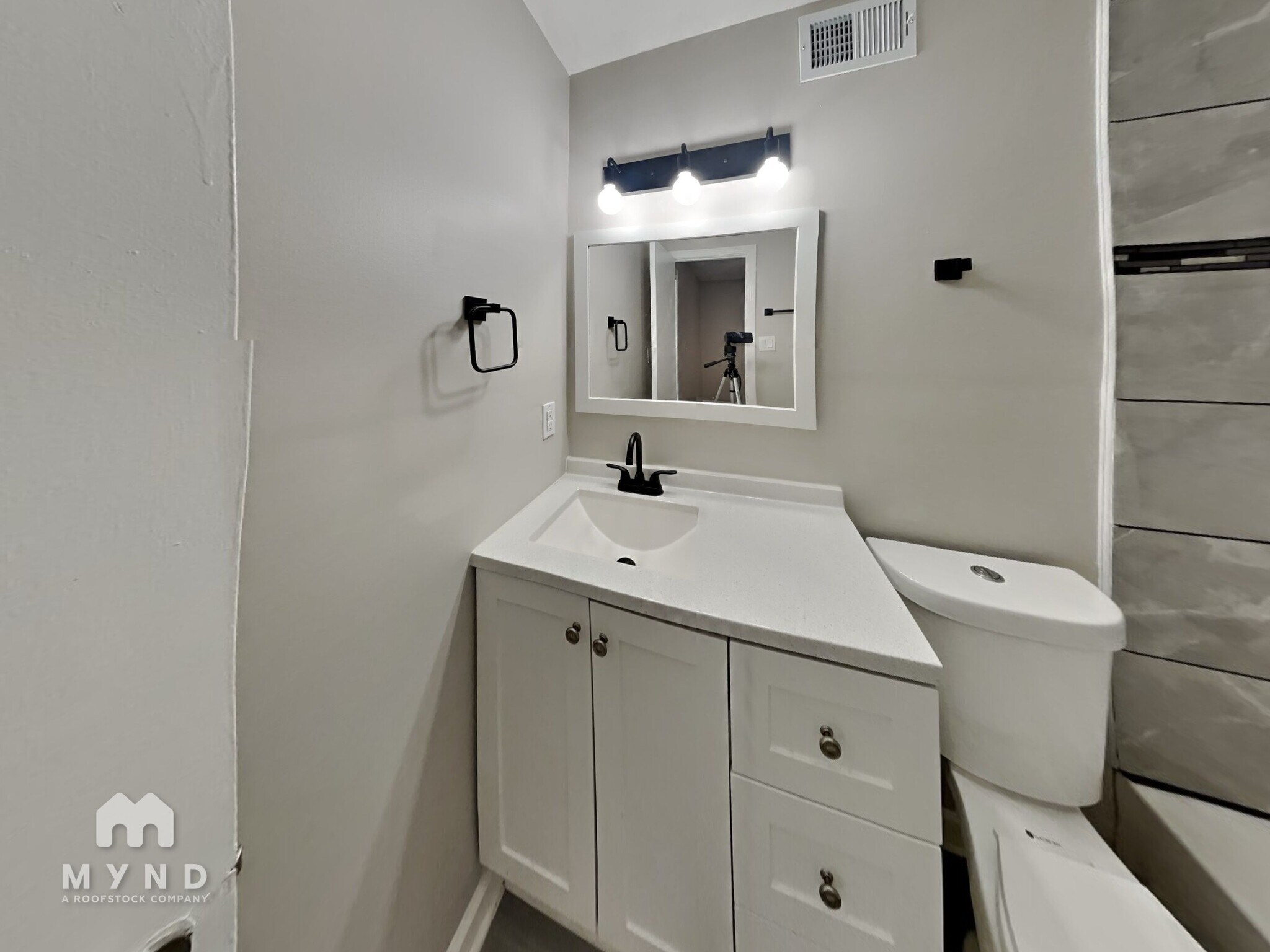 Building Photo - 5607 Maple Tree Dr