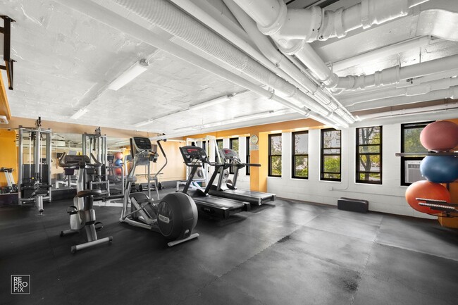 Building Photo - Lakefront's Best Living