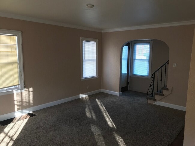 Building Photo - 323 Hillview Dr