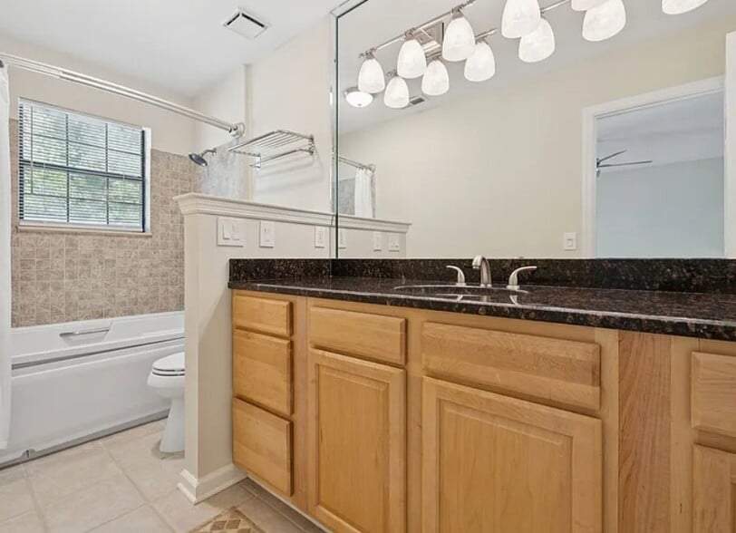 Building Photo - 231 Glenstone Cir