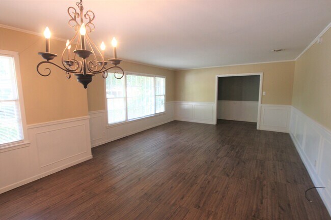 Building Photo - Beautiful 3 Bedroom 2 Bath with Large Back...