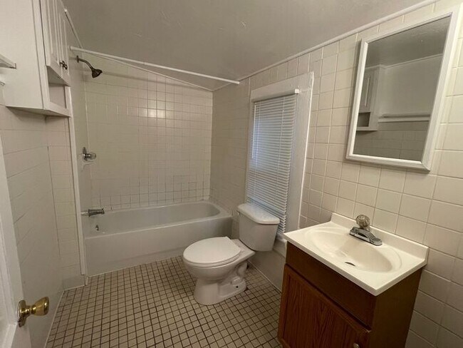 Building Photo - UNCG area with 3 bedrooms and 1 bath, Cent...