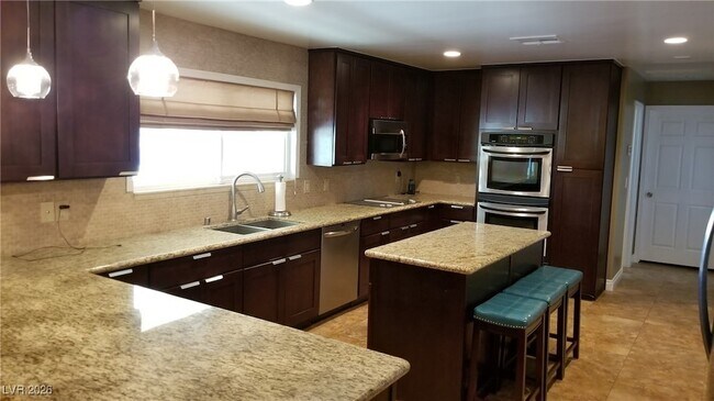 Building Photo - 7015 W El Parque Ave