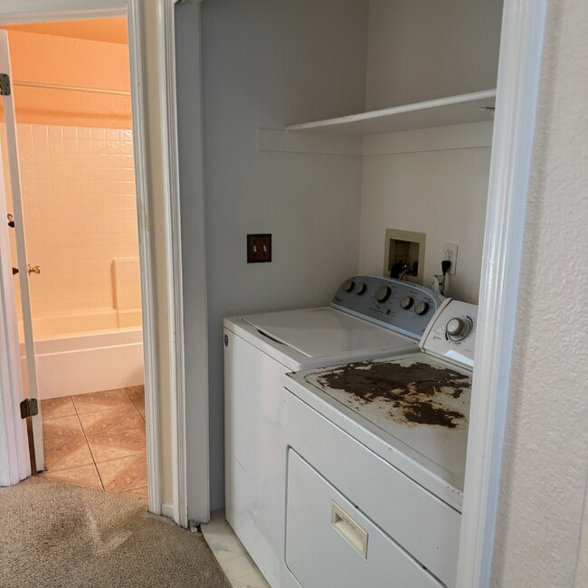 Building Photo - Great location near park and shopping