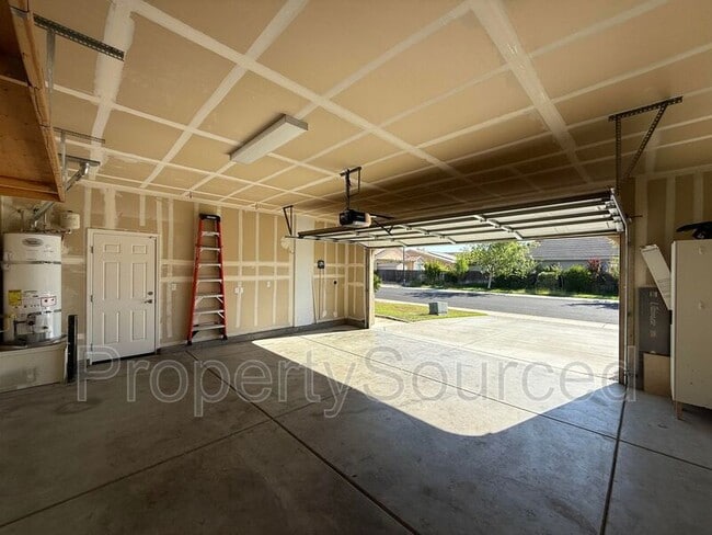 Building Photo - 2223 Ravenbrook Ln