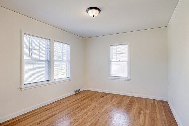 Building Photo - Charming 3 Bedroom Duplex In Prime Location!!