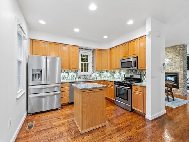 Building Photo - "Spacious 3-Bedroom Townhouse Retreat with...