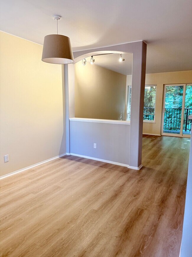 Building Photo - Top-Floor Living in Issaquah!