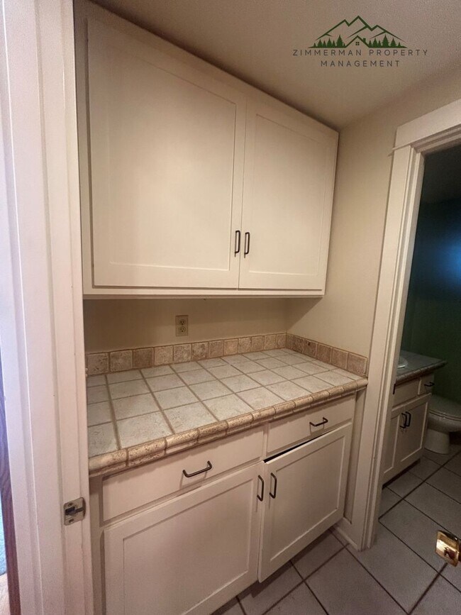 Building Photo - 320 Sunset Dr