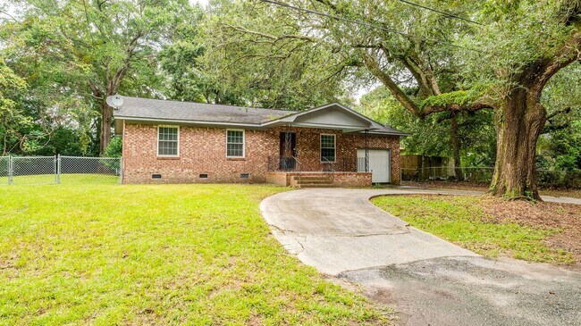 Building Photo - 3 Bedroom 1.5 Bath House in Hobcaw Point -...
