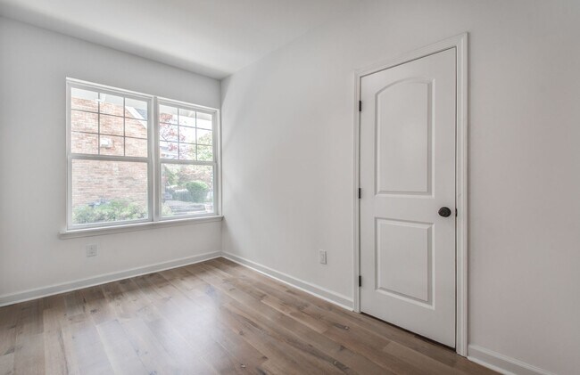 Building Photo - Elegant Midtown Memphis Single-Family Home...