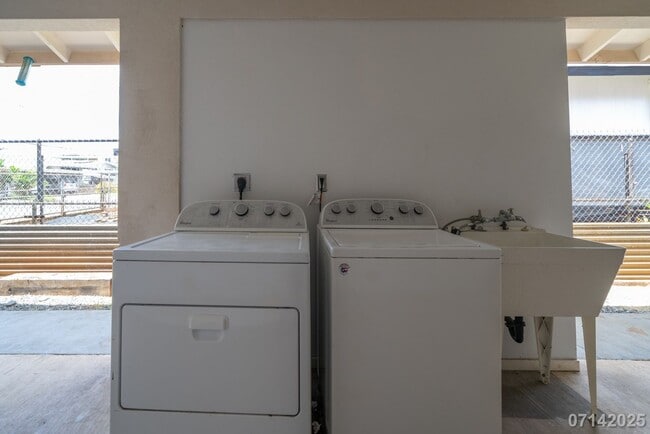 Building Photo - $2645 / 2br- 856ft2 - 2br/1ba Duplex, Incl...