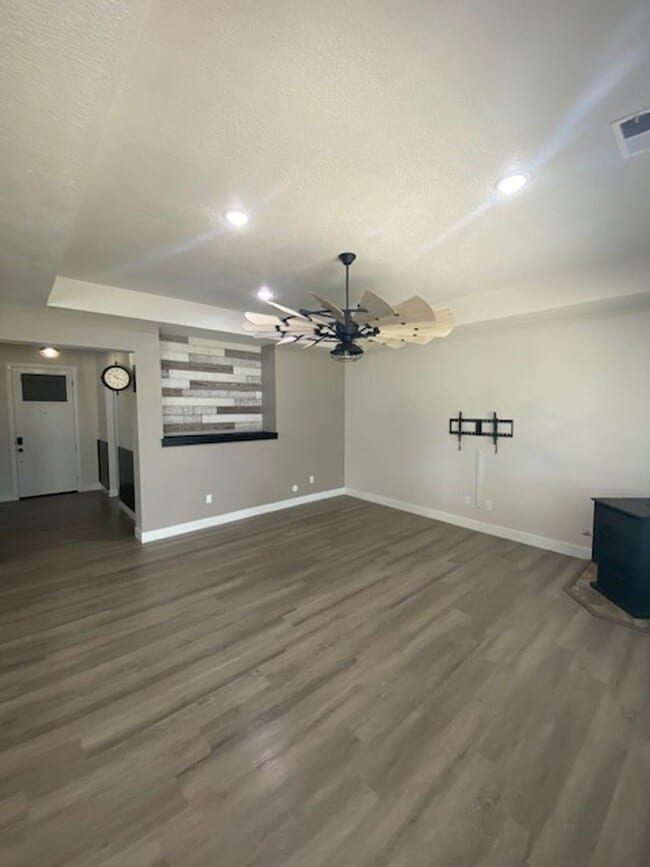 Building Photo - Move-In Discount -- 3 bedroom - 2 bath Newer Single family in Crescent Hills