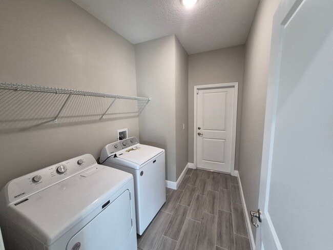 Building Photo - 642 Desmoines Ct