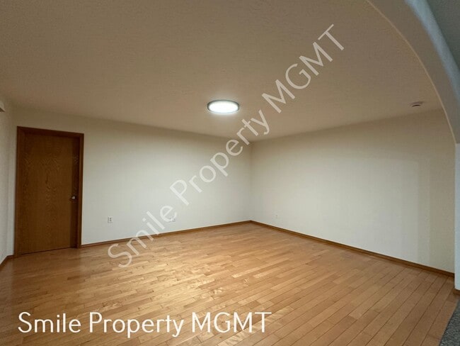 Building Photo - Lovely house with 4 bedrooms, 2 bonus room...
