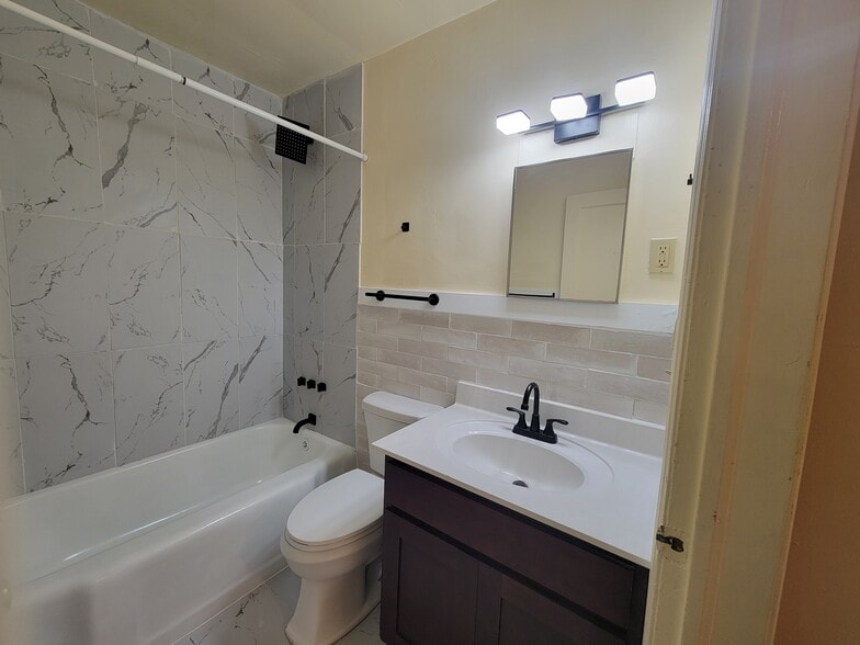 Building Photo - 640 Rowan Dr