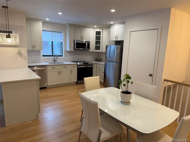 Building Photo - 404 Vista on the Lake